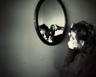 Femme faisant photo dans un miroir